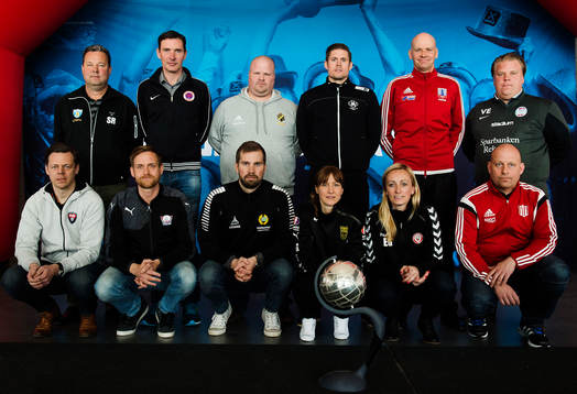 Tränare står uppradade för porträtt övre raden fr.v Stefan Rehn, Kopparbergs/ Göteborg, Rickard Nilsson, KIF Örebro, Mattias Eriksson, AIK, Henrik Arneng, Mallbacken, Thomas Mårtensson, Vittsjö, och Viktor Eriksson, Eskilstuna United. Nedre raden fr.v Markus Tilly, FC Rosengård, Martin Sjögren, Linköpings FC, Pär Lagerström, Hammarby, Maria Bergkvist, Umeå, Elisabet Gunnarsdottir, Kristianstad DFF och Stellan Carlsson, Piteå,