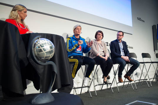 Anna Brolin, TV4, Lilie Persson, assisterande förbundskapten, Linda Wijkström, generalsekreterare Elitfotboll Dam, och Håkan Solberg, Svenska Spel,