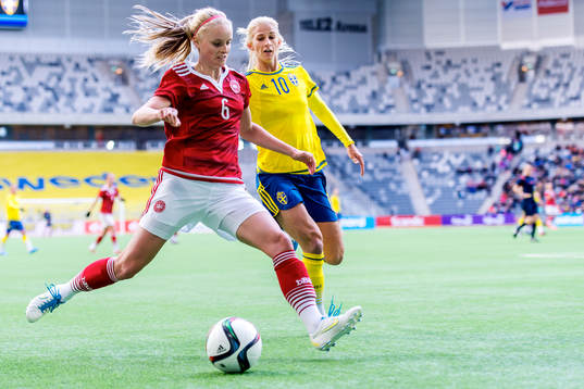 Danmarks Nina Frausing Pedersen och Sveriges Sofia Jakobsson i en närkamp
