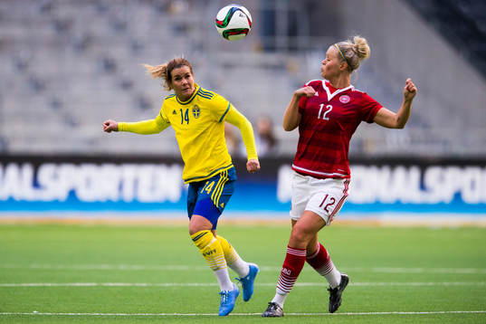 Sveriges Hanna Folkesson i en nickduell med Danmarks Julie Tavlo Petersson