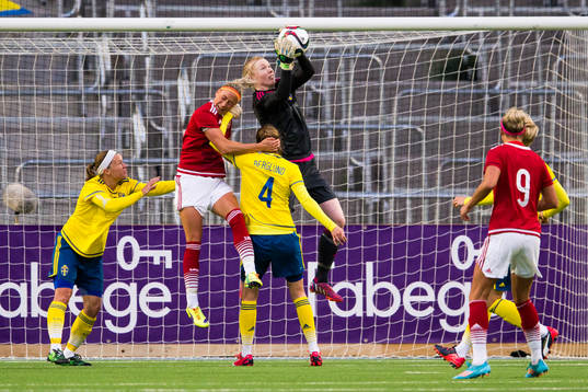 Danmarks Sanne Troelsgaard försöker hinnar före Sveriges