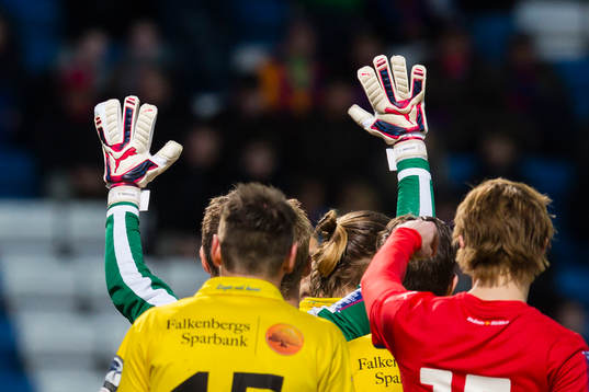 Helsingborgs målvakt Pär Hansson har specialsydd målvaktshandske på vänster hand med anledning av sin lillfinger skada