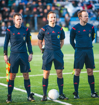 Domare Kristoffer Karlsson (m), med linjedomare Björn Lindroth och Jan-Erik Swärdh