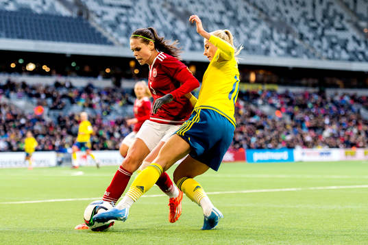 Sveriges Sofia Jakobsson i en närkamp med Danmarks Simone