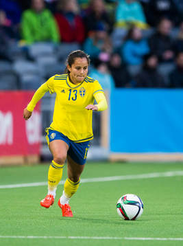Sveriges Malin Diaz Pettersson med bollen
