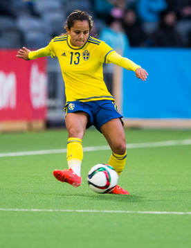 Sveriges Malin Diaz Pettersson med bollen