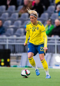 Sveriges Olivia Schough med bollen