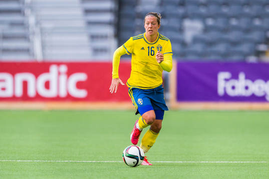 Sveriges Lina Nilsson med bollen
