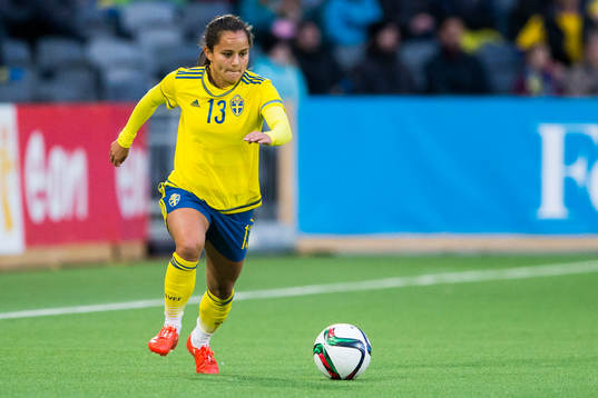 Sveriges Malin Diaz Pettersson med bollen