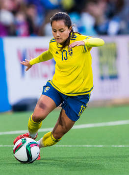 Sveriges Malin Diaz Pettersson med bollen