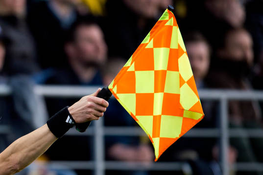 En domare tecknar för offside