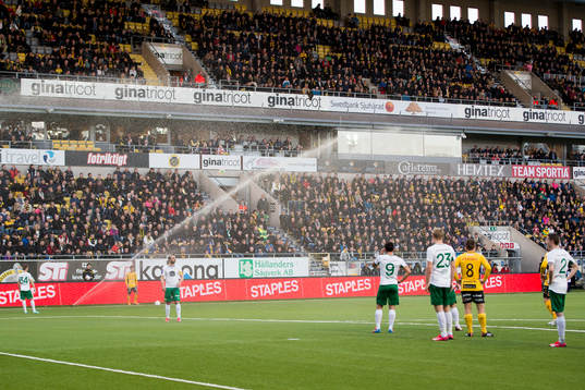 Bevatningssystemet startade mitt i matchen i fotbollsmatchen i Allsvenskan mellan Elfsborg och Hammarby den 8 april 2015 i Borås.