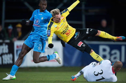 Athletics målvakt Joshua Wicks räddar friläge framför