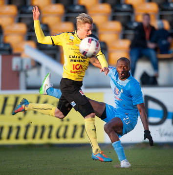  Athletics Omar Jawo stoppar Mjällbys  Mattias Håkansson i matchen i Superettan mellan Mjällby och Athletic i Mjällby 8 april 2015.