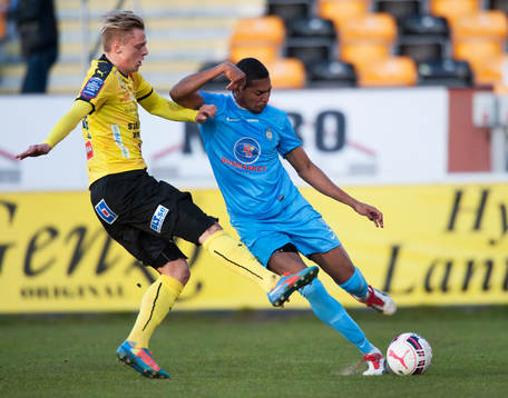  Athletics Denis Viana da Silva rensar undan framför Mjällbys Mattias Håkansson i matchen i Superettan mellan Mjällby och Athletic i Mjällby 8 april 2015.