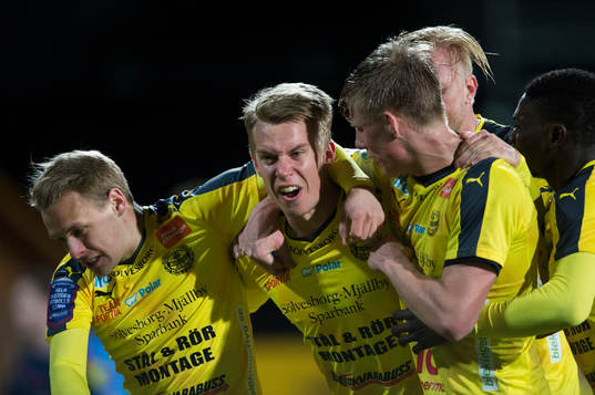 Mjällbys Hampus Bergdahl har kvitterat till 1-1 och