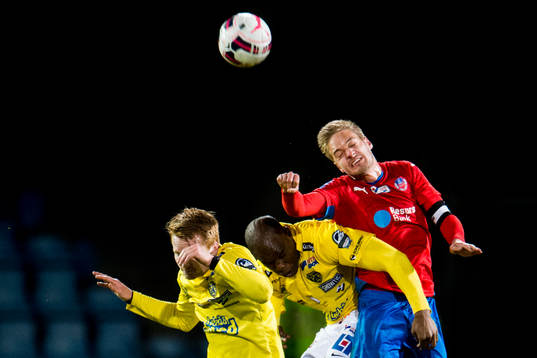 Falkenbergs Dan Keat och Hakeem Araba i nickduell med Helsingborgs Johan Mårtensson