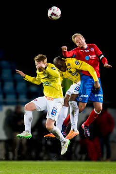 Falkenbergs Dan Keat och Hakeem Araba i nickduell med Helsingborgs Johan Mårtensson