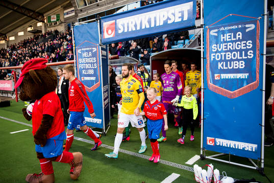 Helsingborg och Falkenbergs spelare gör entré