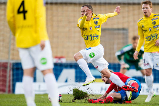 Helsingborgs Johan Mårtensson glidtacklar mot Falkenbergs Carl Wede