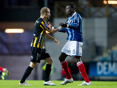 Häckens Simon Gustafson reagerar på tacklingen som Djurgårdens Omar Colley gav Simons broder Samuel Gustafson