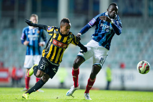 Häckens Nasiru Mohammed i kamp med Djurgårdens Omar Colley