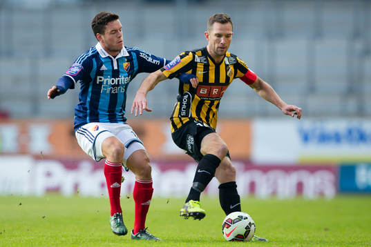 Djurgårdens Kerim Mrabti i kamp med Häckens Martin Ericsson