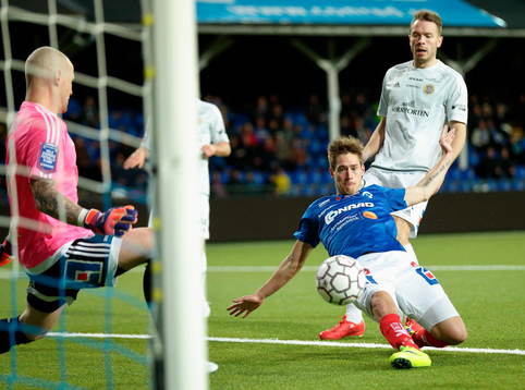 Målchans för Åtvidabergs Victor Sköld intill GIF Sundsvalls Jón Guðni Fjóluson