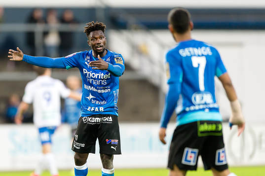 Halmstads King Osei Gyan diskuterar med Junes Barny
