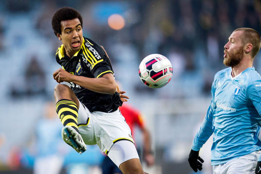 s Noah Sonko Sundberg och Malmö FFs Jo Inge Berget under fotbollsmatchen i Allsvenskan mellan Malmö FF och AIK den 9 april 2015 i Malmö.