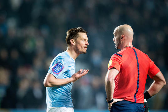Malmö FFs Markus Rosenberg diskuterar med matchdomare Stefan Johannesson