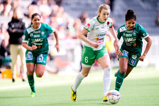 Hammarbys Olga Ekblom och Mallbackens Madelen Janogy i en närkamp
