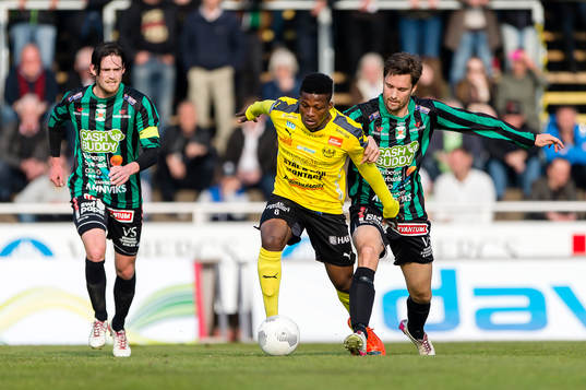 Mjällbys Benjamin Fadi i kamp med Varbergs Peter Nyström