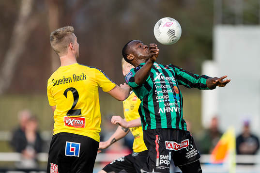 Varbergs Nsima Peter tar ner bollen