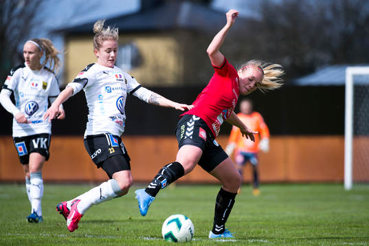 Umeås Ema Åberg Zingmark i kamp mot Kristianstads Margret Lara Vidarsdottir