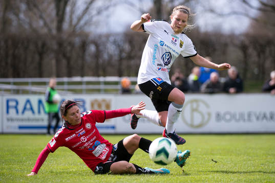 Kristianstads Susanne Moberg glidtacklar Umeås Emmi Alanen