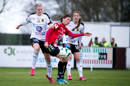 Umeås Lisa Lantz i kamp med Kristianstads Susanne Moberg