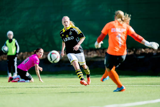 AIKs Sara Storck oroar framför Göteborgs målvakt Loes Guerts