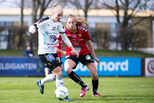 Umeås Linnéa Åberg bevakas av Kristianstads Amanda Edgren