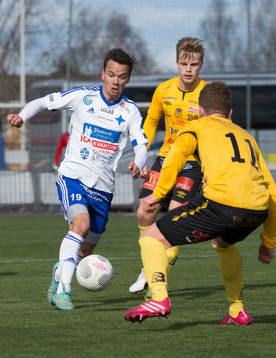 Patrik Pettersen i kamp med BK Forwards spelare Kristoffer Näfver