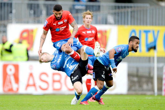 Helsingborgs Victor Palsson och Halmstads Viktor Ljung