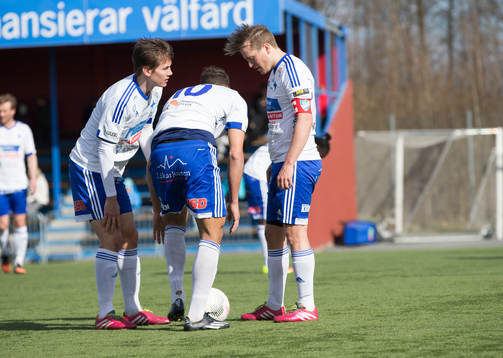 Luleås Anton Andersson, Erido Poli och Carl-Johan Norrbin samtalar innan frispark och hjälps åt att hålla bollen på plats i den hårda blåsten