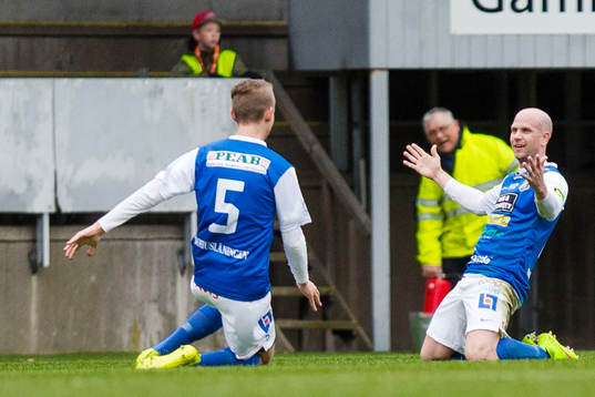Oddevolds Johan Patriksson jublar över sitt mål