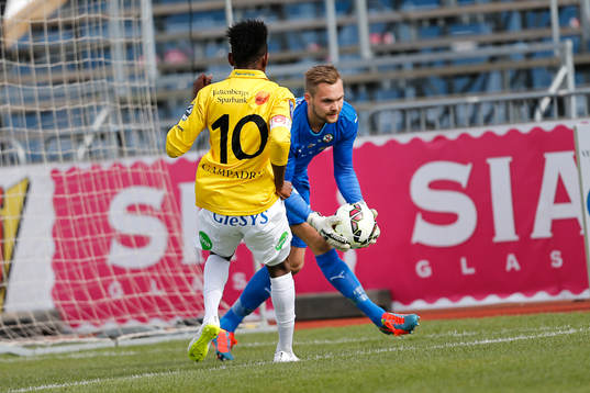 Falkenbergs Godsway Donyoh och Örebros målvakt Oscar Jansson