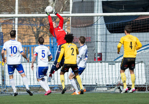 Luleås målvakt Vladimir Sudar räddar