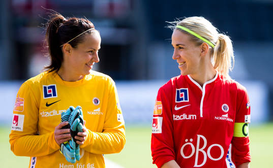 Örebros målvakt Carola Söberg och Elin Magnusson
