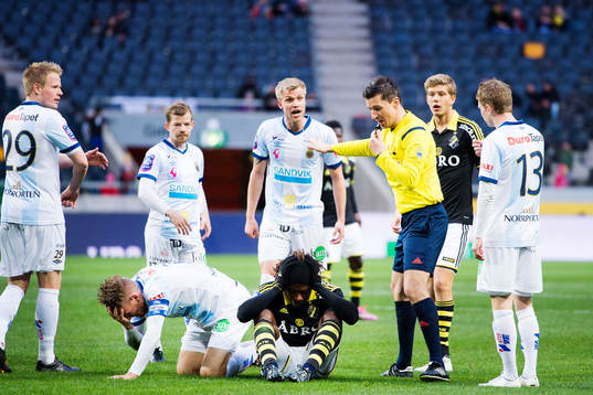 s Mohamed Bangura tar sig för huvudet medans Gefles Robin Nilsson reagerar mot domare Bojan Pandzic under fotbollsmatchen i Allsvenskan mellan AIK och Gefle den 12 april 2015 i Stockholm.
