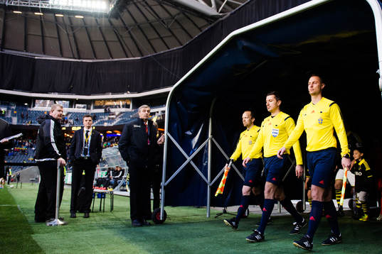 Domare Bojan Pandzic med linjedomare Björn Lindroth och Mikael Hallin