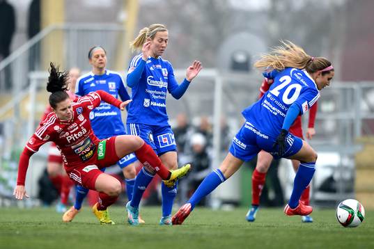 s Hanna Pettersson får frispark under fotbollsmatchen i Damallsvenskan mellan Piteå och Vittsjö den 12 april 2015 i Piteå.
