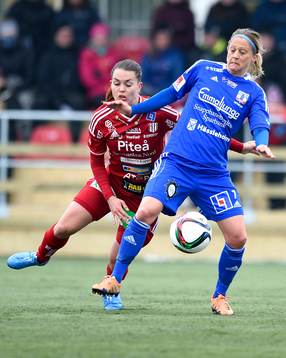 s Emilia Appelqvist och Vittsjö:s Therese Björck under fotbollsmatchen i Damallsvenskan mellan Piteå och Vittsjö den 12 april 2015 i Piteå.